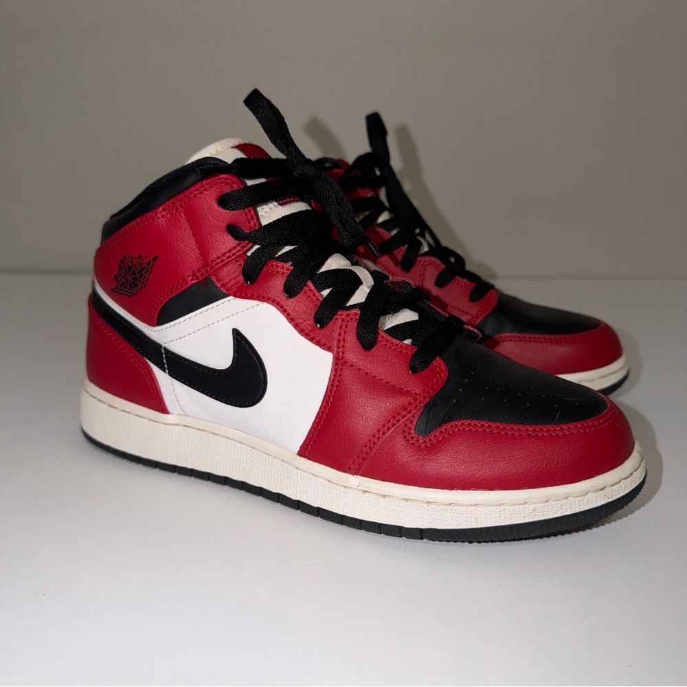 Nike Air Jordan‎ 1 Mid Chicago Black Toe Red White Basketball Size 7Y Kids